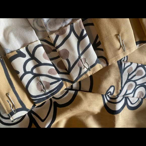 2 Decretive Curtain Panel - Picture 6 of 7